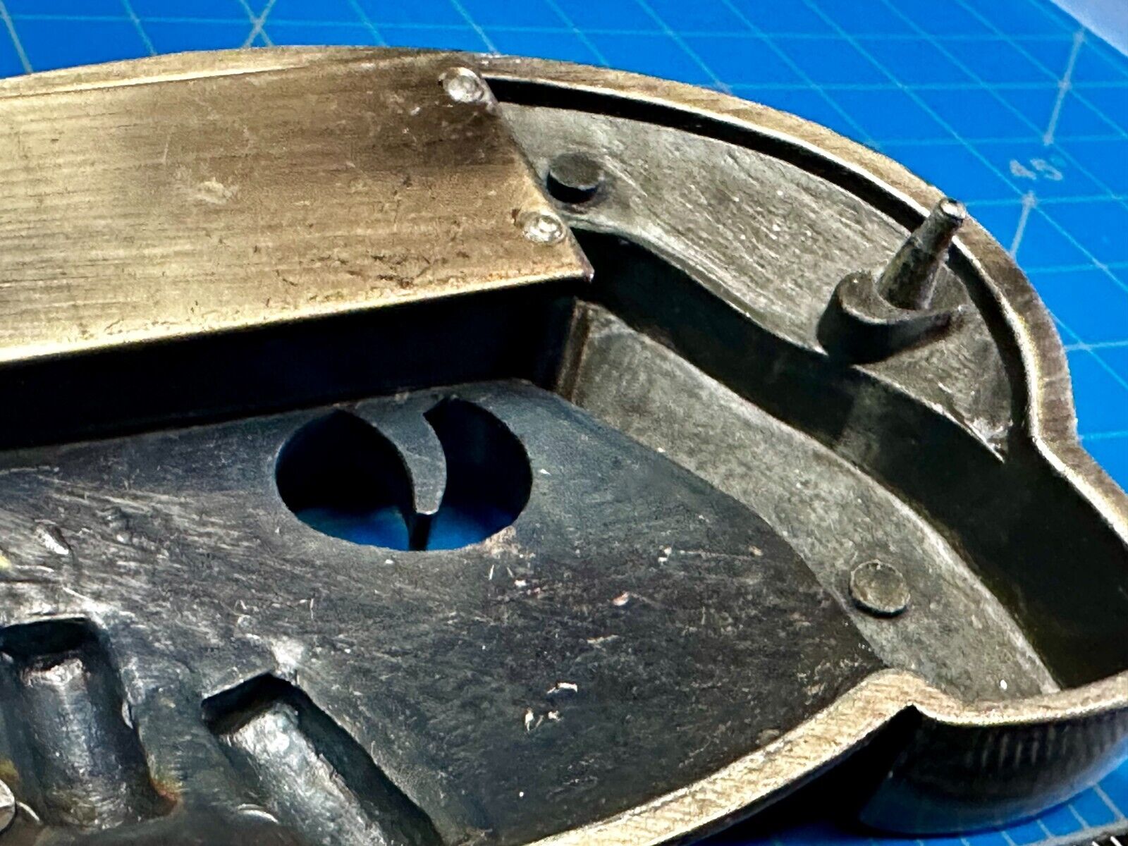 Unique Revolver Gun Pistol Six Shooter with Bullets Design Cutout Belt Buckle