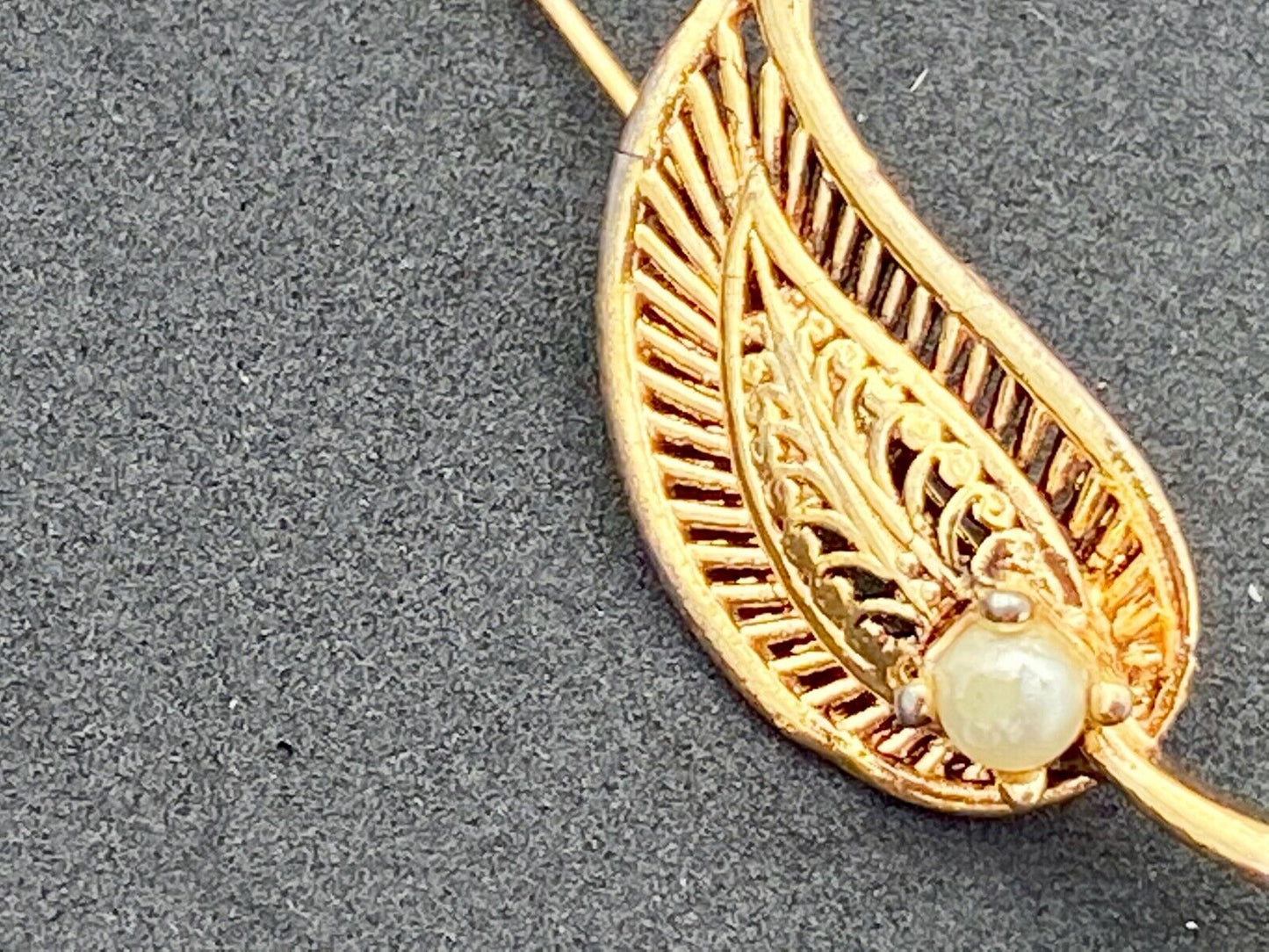 Vintage Gold Tone Mesh Leaf With Faux? Pearl Brooch