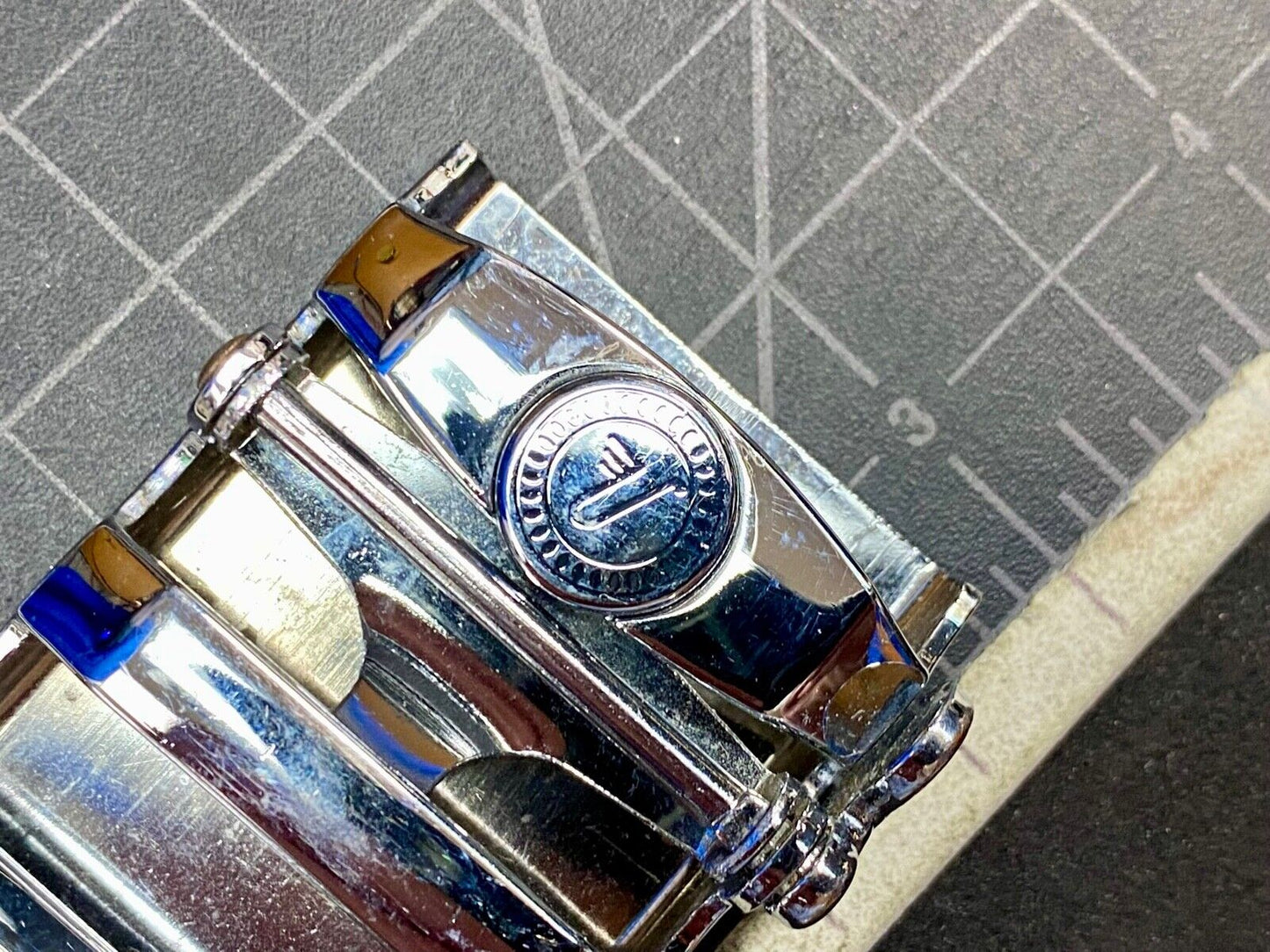Unknown to me, Cream & silver color lines automatic slide belt buckle   U?  V?  