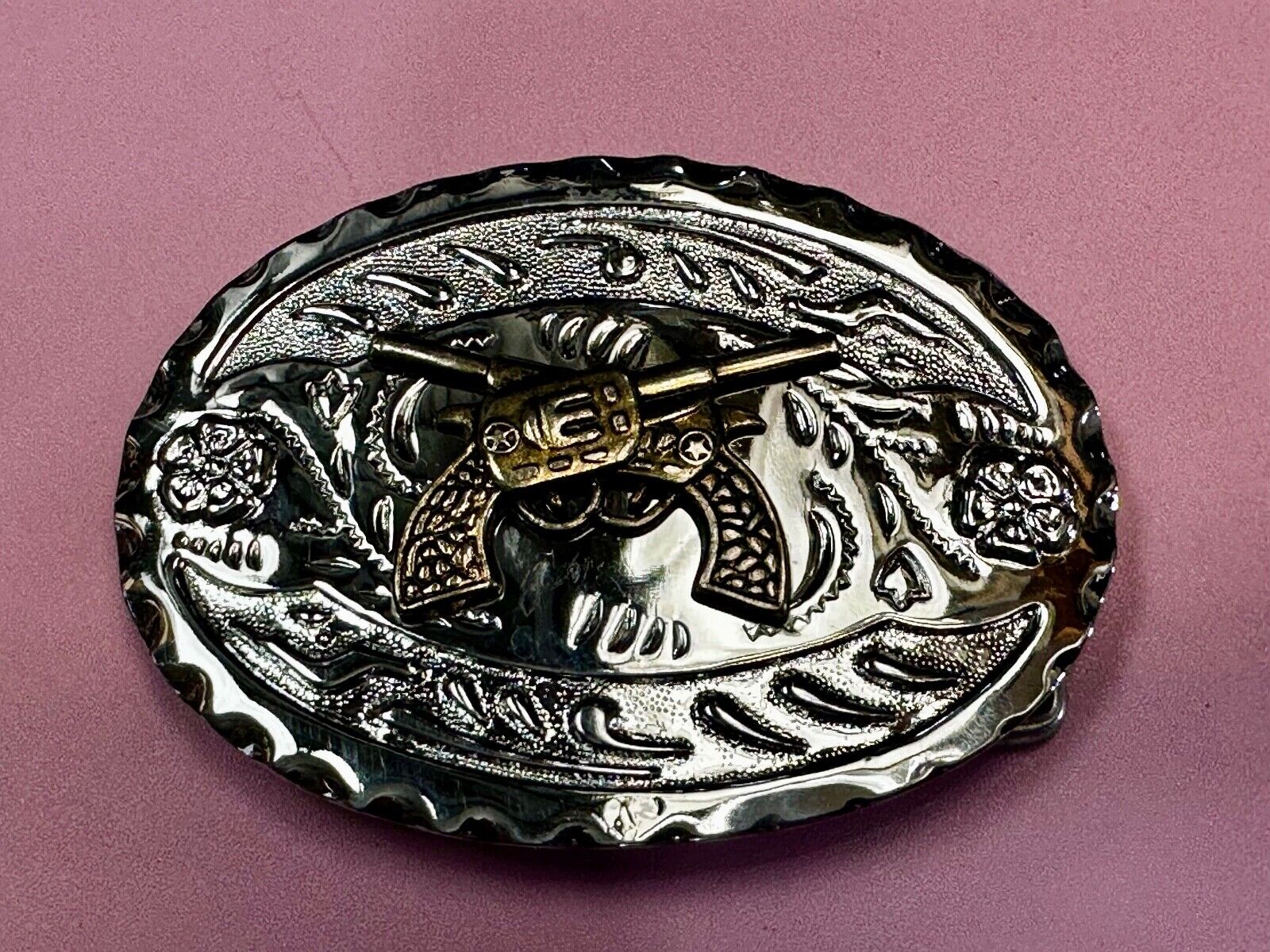 Two Gun Revolver Pistol Western Silver Tone Oval Vintage Cowboys Belt Buckle