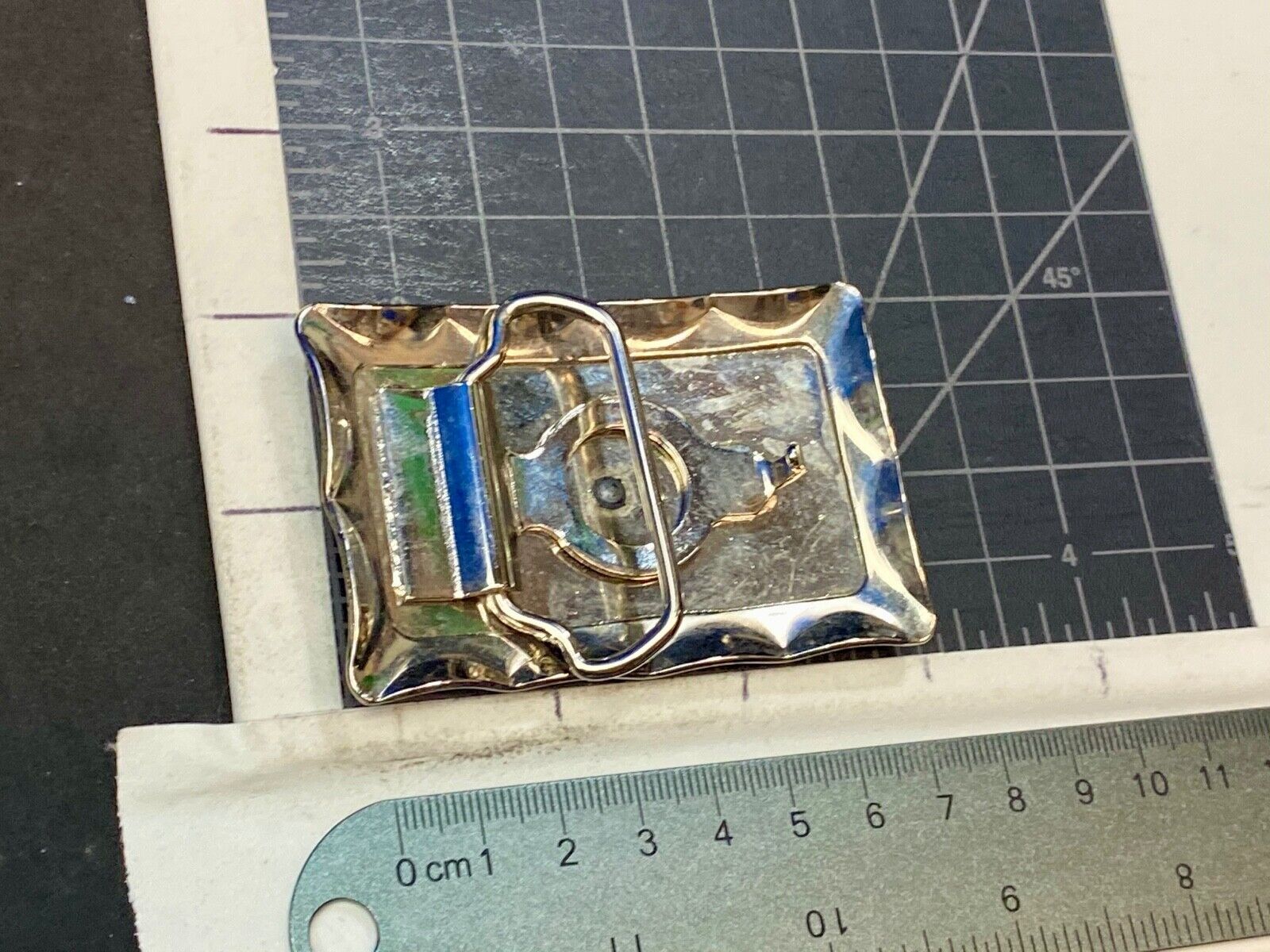 Two arrow symbol vintage western belt buckle 