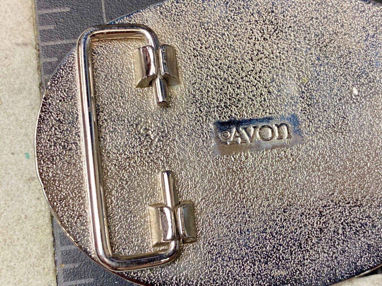 VINTAGE 1970s AVON **WESTERN HORSE SADDLE** OVAL SILVERTONE BELT BUCKLE