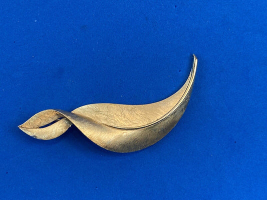 3.5 " CROWN TRIFARI signed gold tone leaf pin brooch 