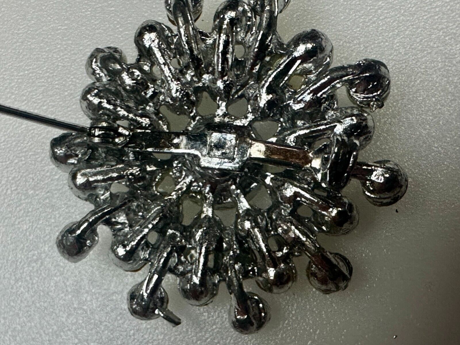Beautiful Round Flower Shaped Rhinestone Cluster Silver Tone Brooch Pin