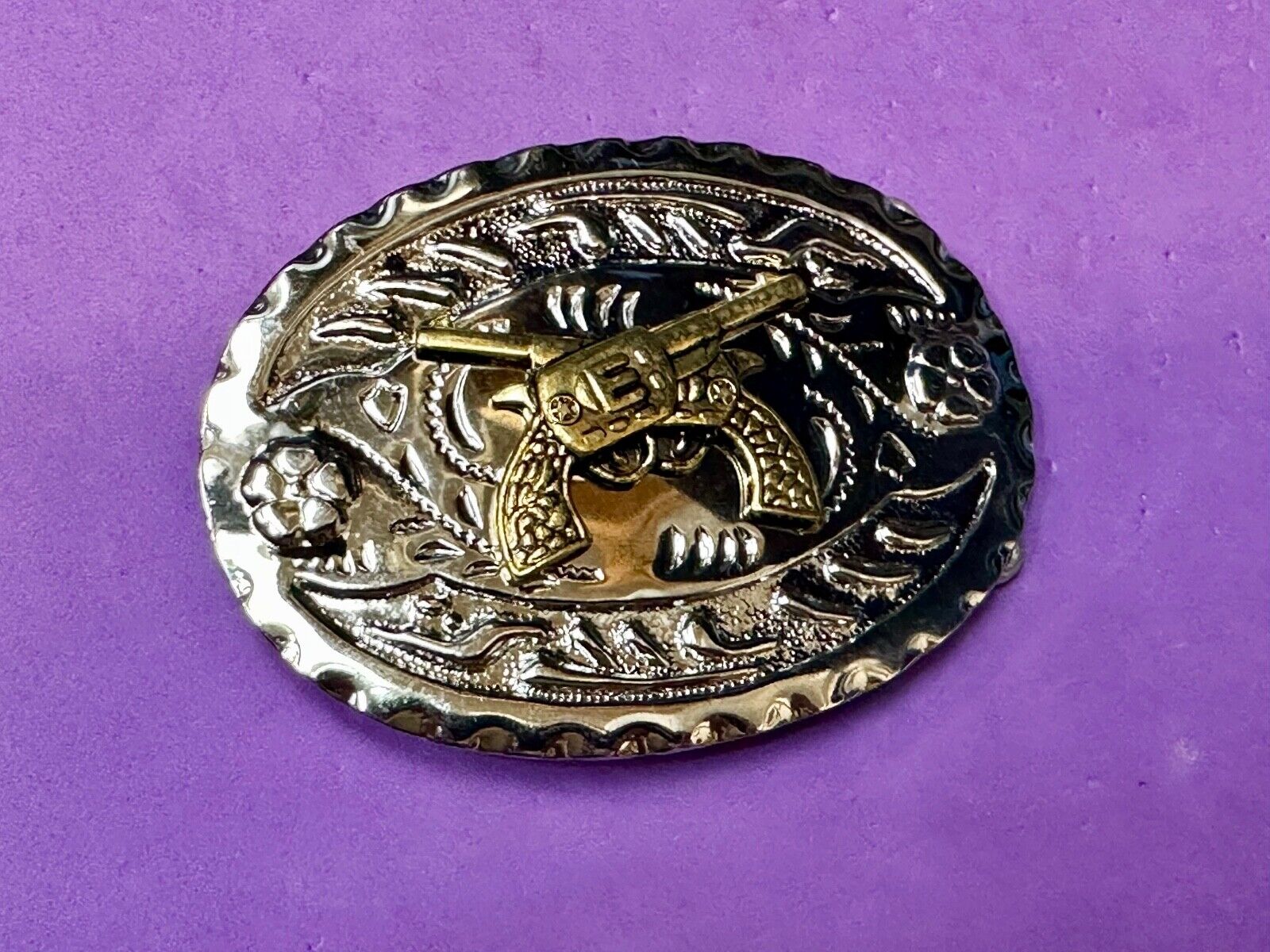 Two western crossed guns revolvers six shooters on two tone belt buckle