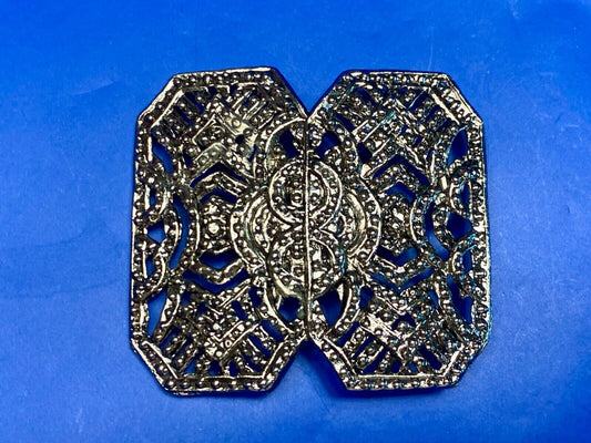 Beautiful A pique silver color - or real non magnetic -  see though belt buckle