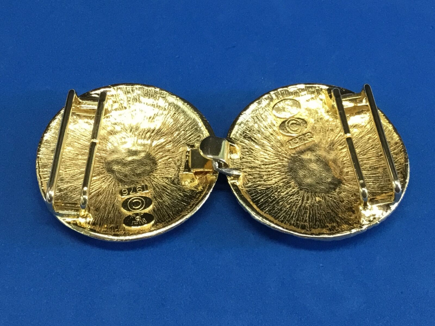 VINTAGE LARGE SIGNED "MIMI" 1976 GOLD TONE SCARF BUCKLE  CLIP Antique?