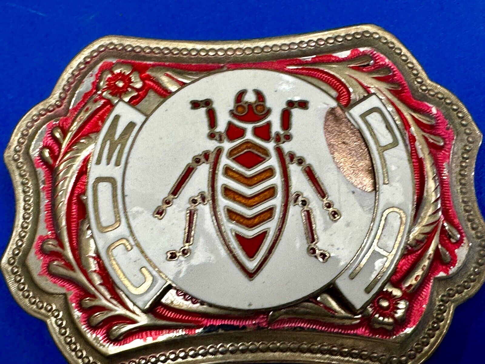 unique insect bug centerpiece on western red & white flower swirl belt buckle