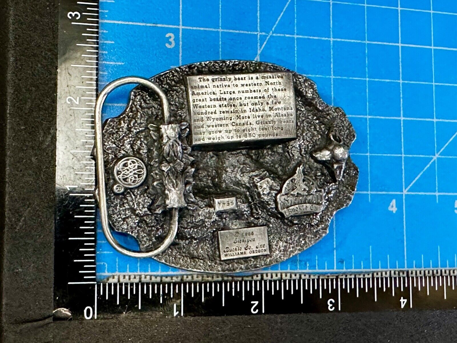 Alaska Bear drinking from stream Vintage 1986 Siskiyou V-55 Belt Buckle