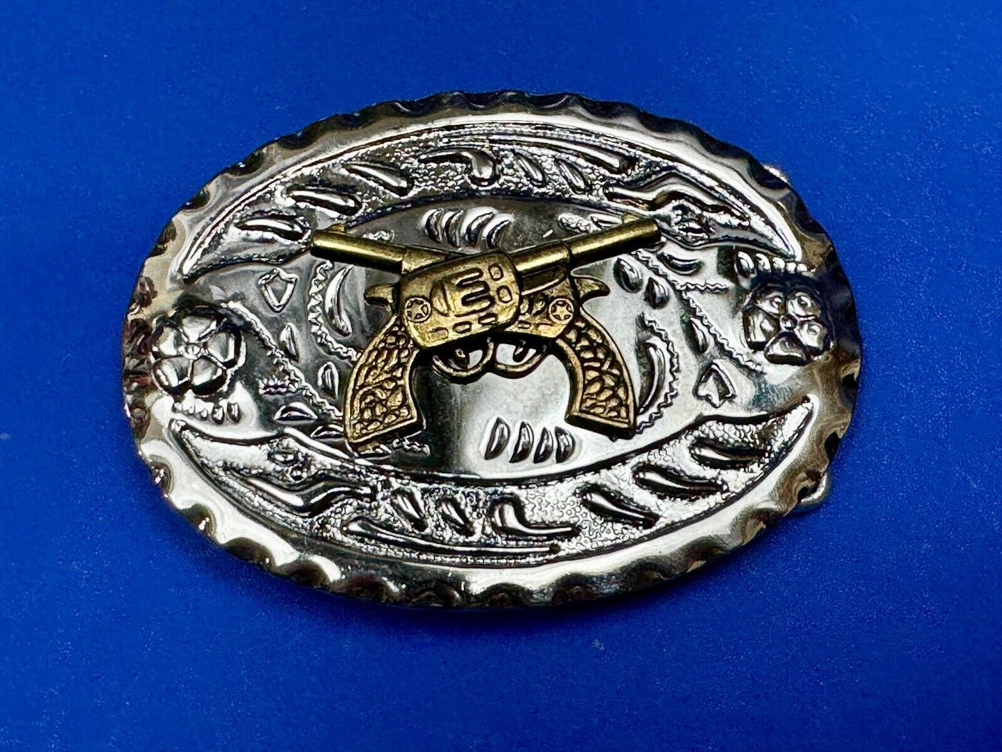 Two western crossed guns revolvers six shooters on two tone belt buckle