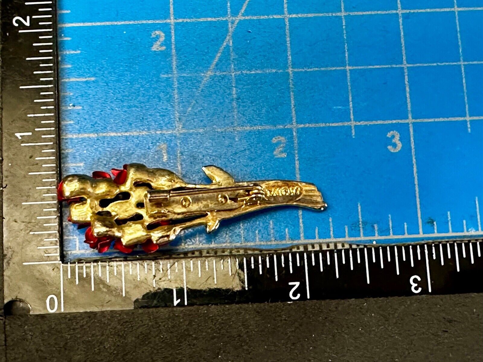 Valentines Gift!  Red Roses Bouquet Gold Tone Brooch Pin Signed DM 97