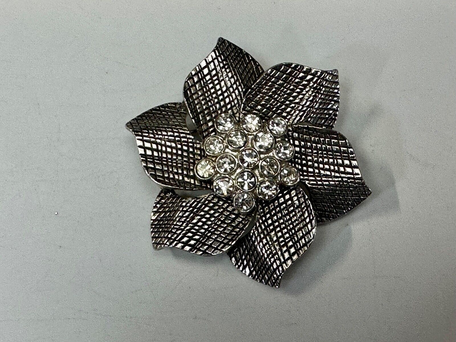 Adorable Figural BOW Premere Designs PD signed vintage brooch pin