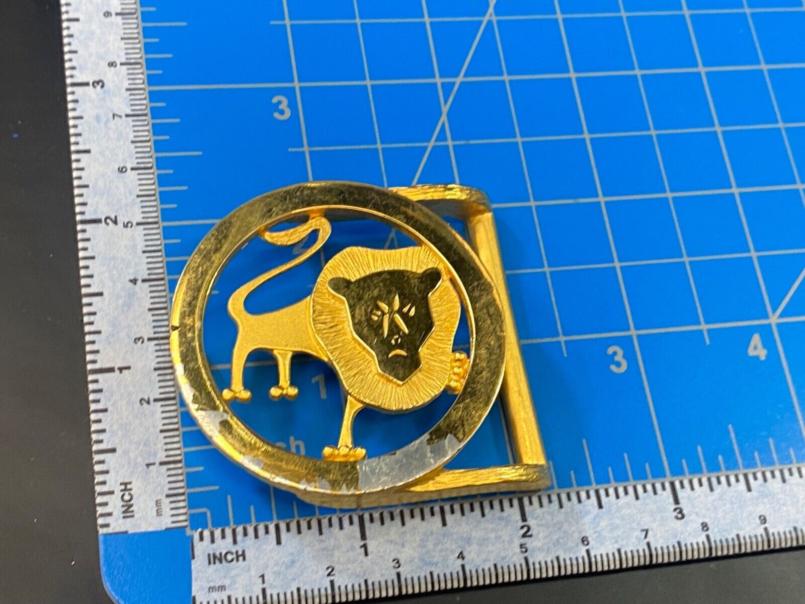 unique LION - Huge Mane and face  in see through gold tone round belt buckle