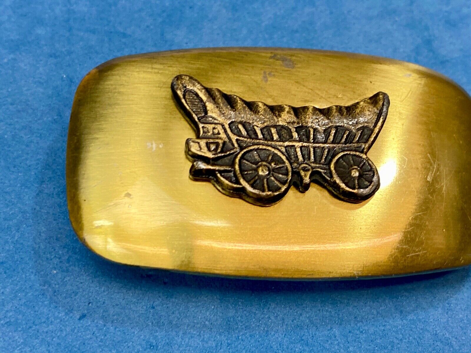 Vintage horse drawncovered wagon moving out west cowboy belt buckle 
