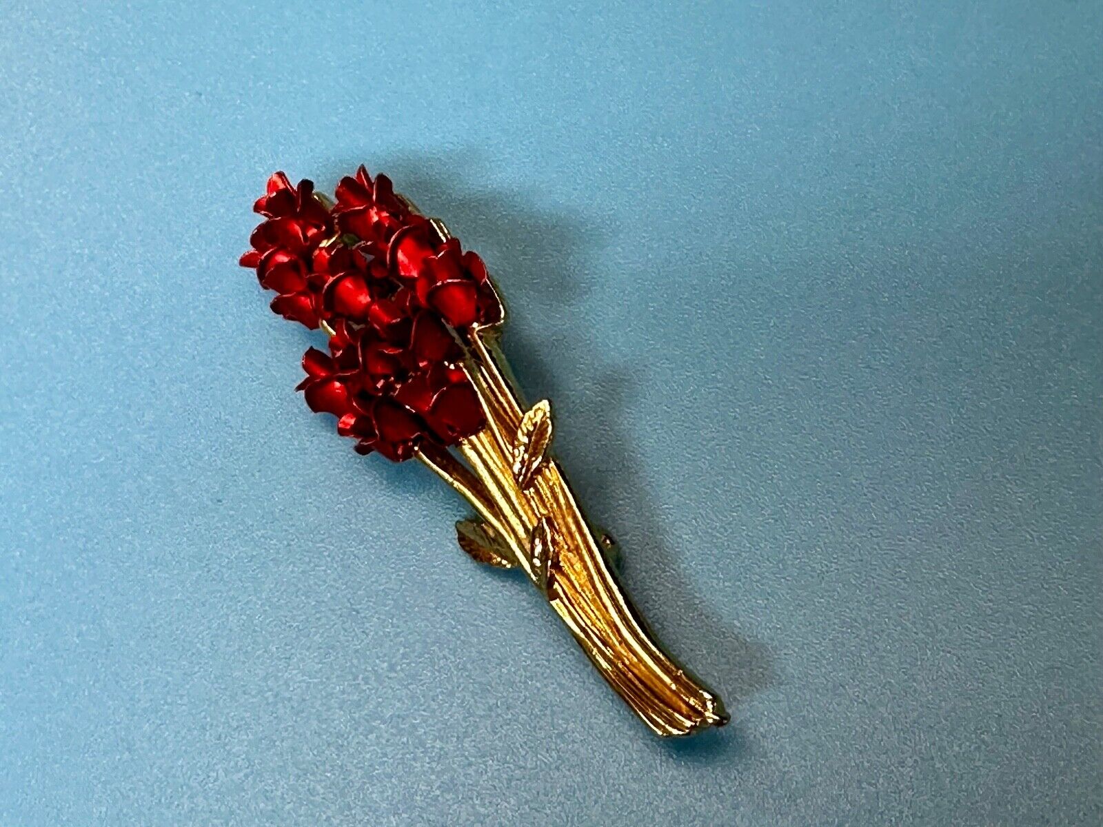 Valentines Day Gift? Red Roses Bouquet Gold Tone Brooch Pin Vintage Signed DM 97
