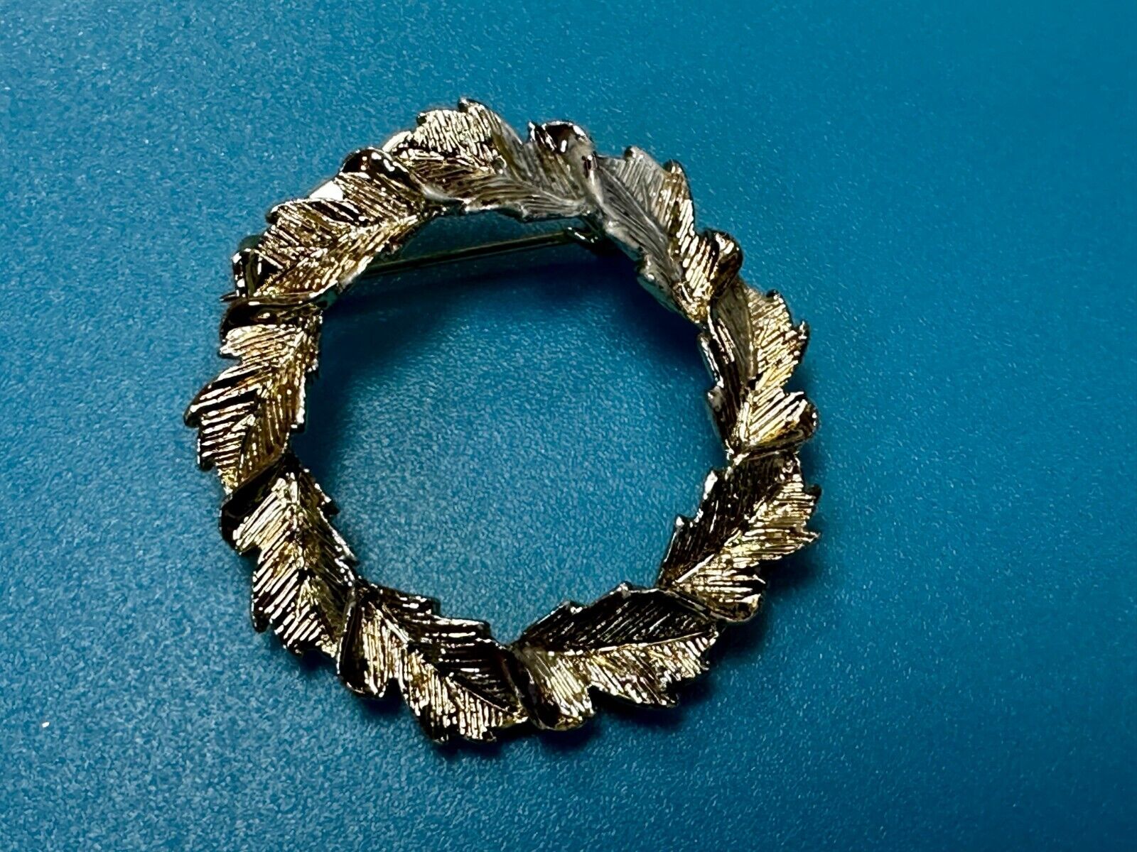 Vintage Gerrys Gold Tone Textured Leaf Leaves Round Wreath Brooch Pin