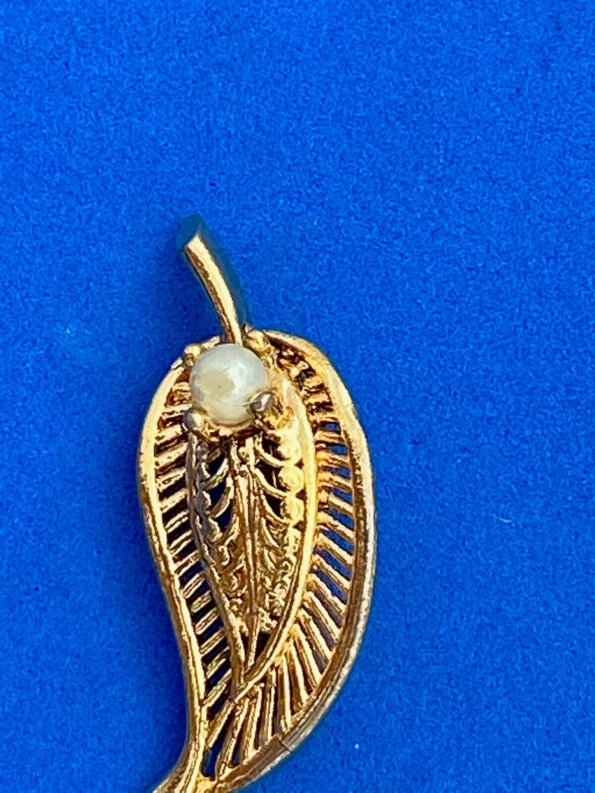 Vintage Gold Tone Mesh Leaf With Faux? Pearl Brooch