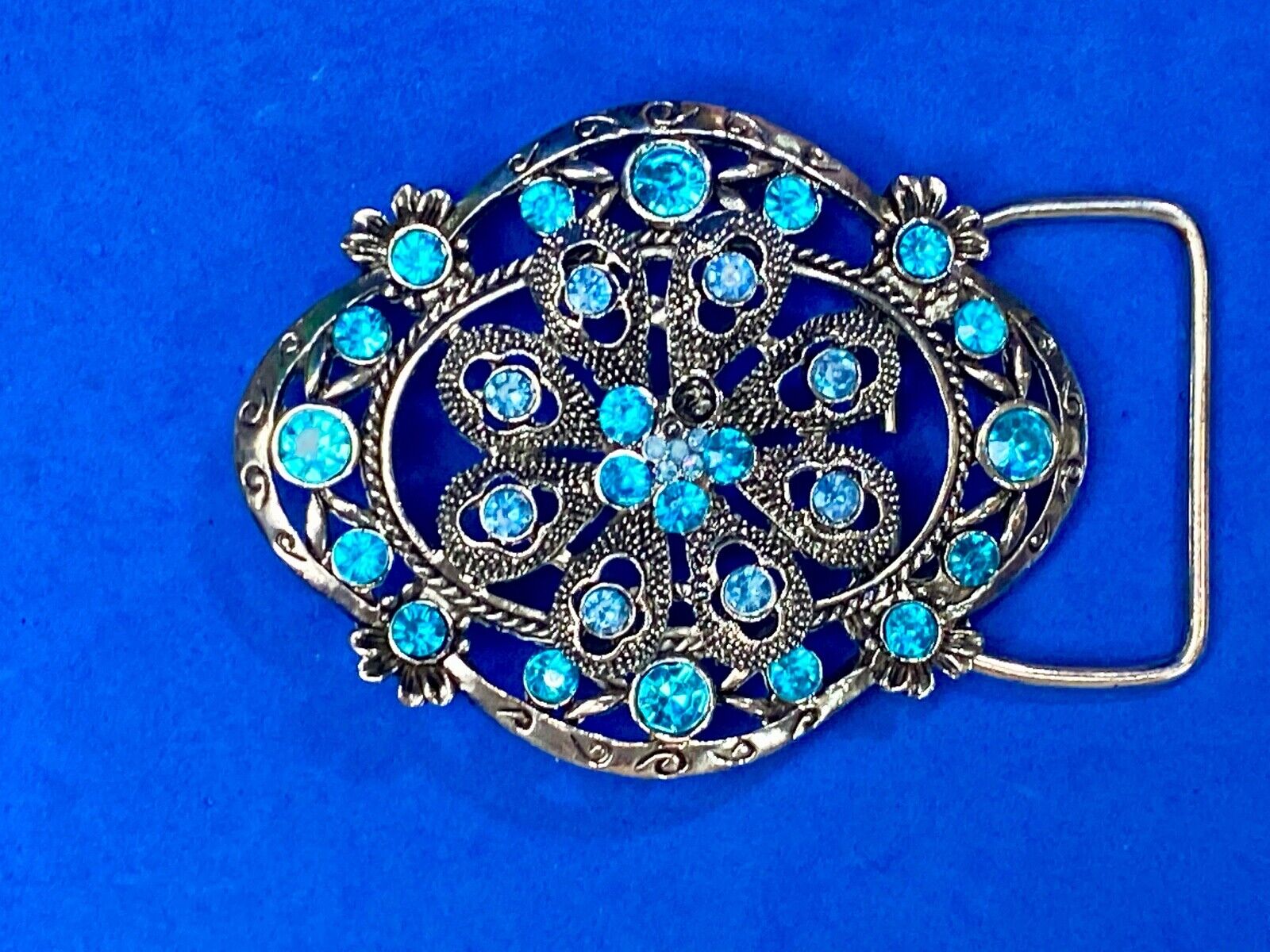 BEAUTIFUL BLUE rhinestones mounted in oval shaped flower theme belt buckle 