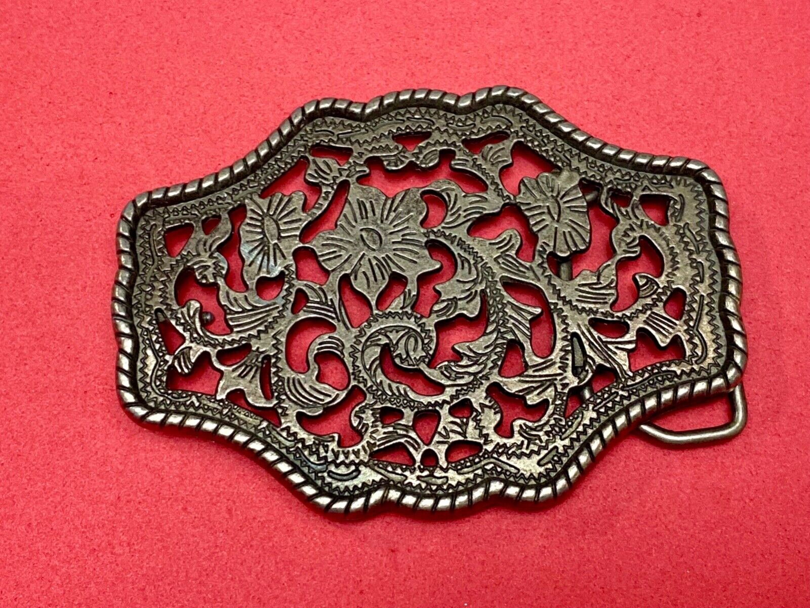 Beautiful Silver Tone see though flower pattern western belt buckle rope boarder