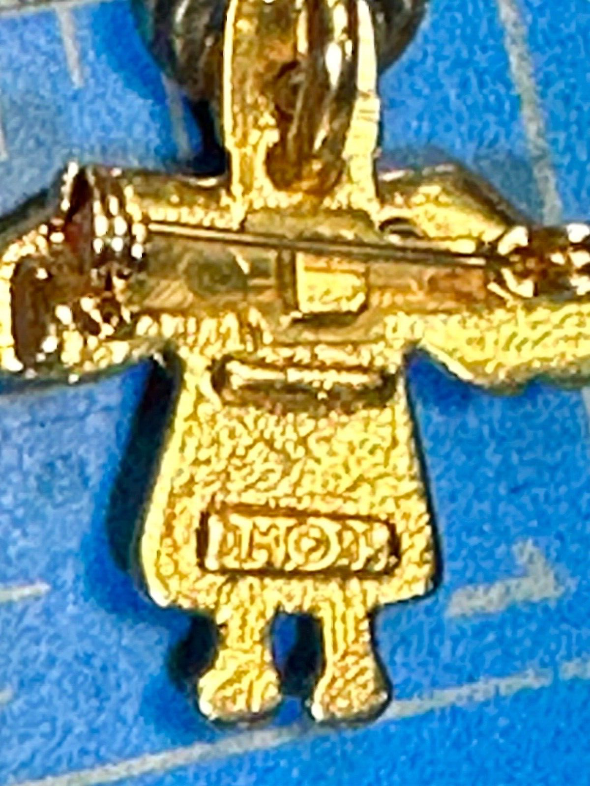 Angel Flying Away!   Vintage two tone Adorable small Vintage pin brooch