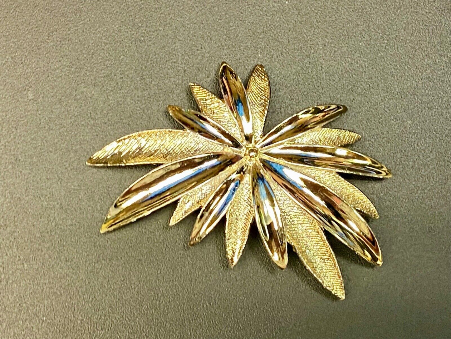 VINTAGE  SARAH COVENTRY GOLD TONE LEAF STAR BURST LARGE PIN BROOCH