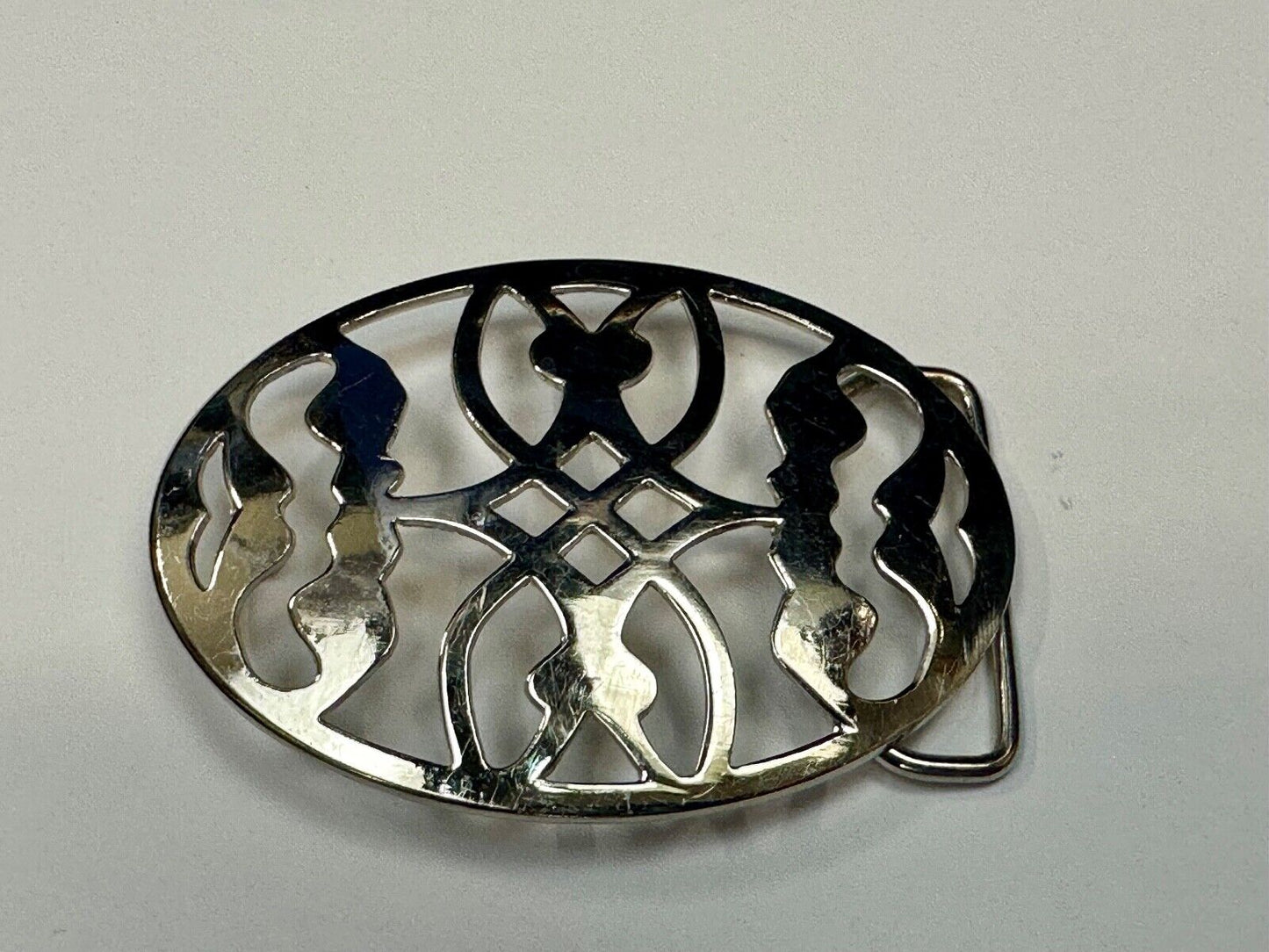 Unique cutout skeleton pattern silver tone oval belt buckle