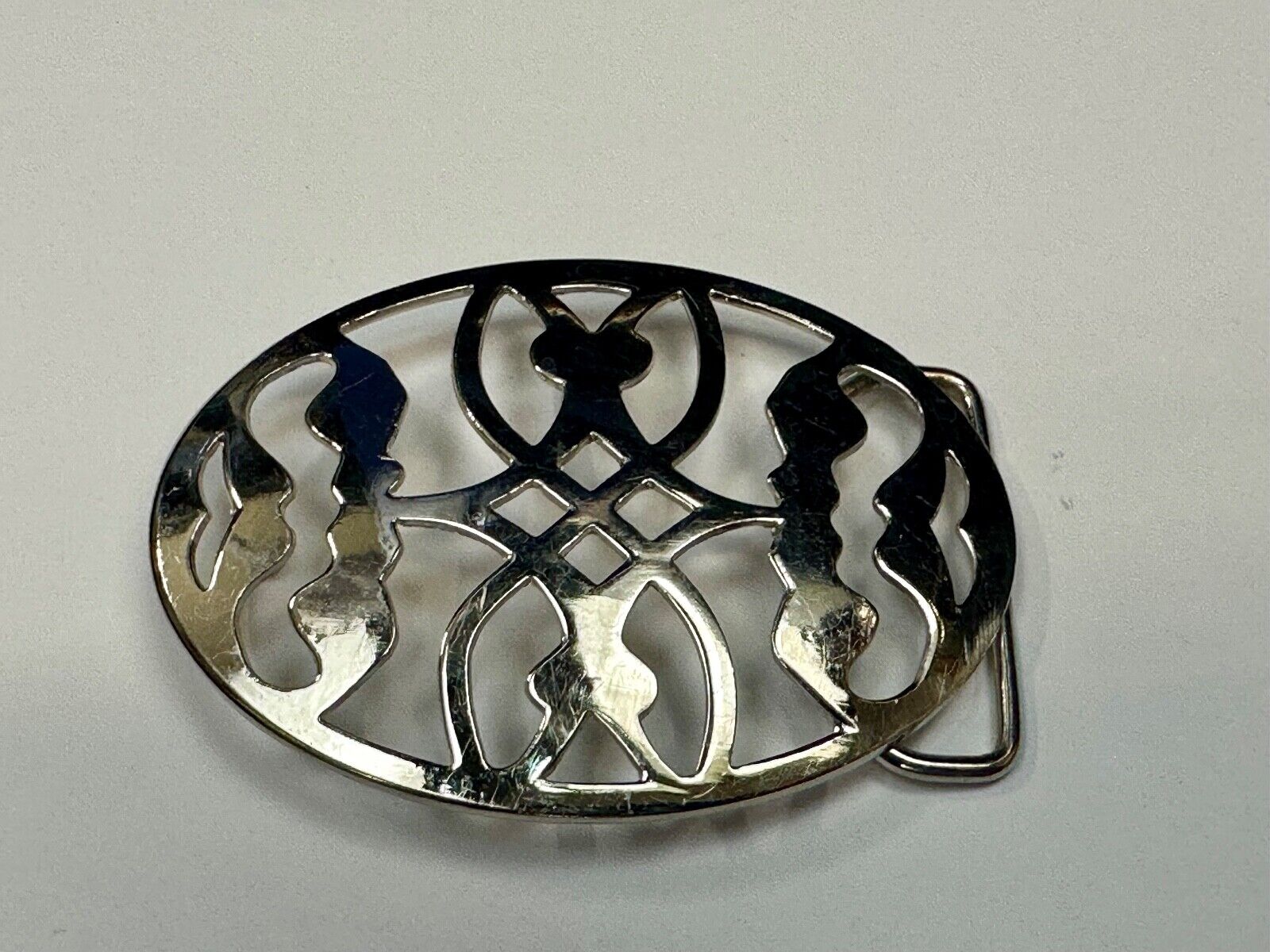 Unique cutout skeleton pattern silver tone oval belt buckle