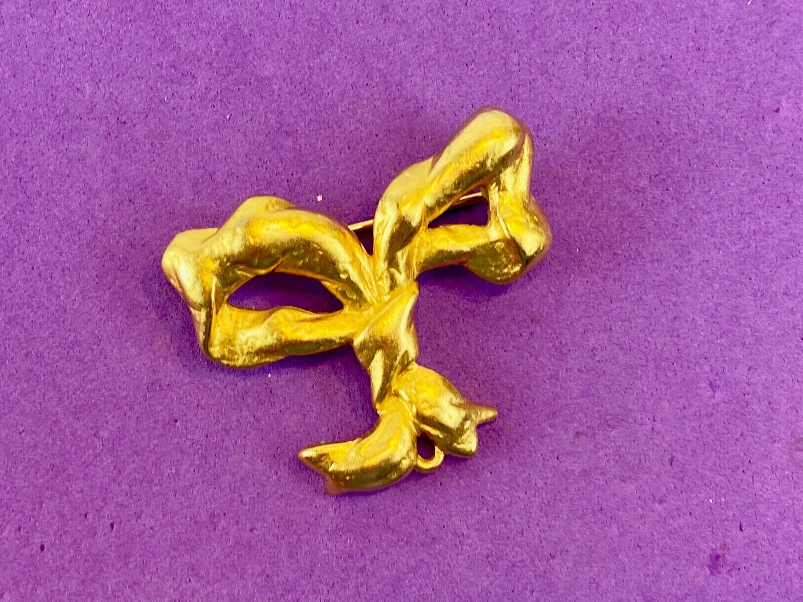 Beautiful LC Signed Brooch Pin Gold tone bow -. Amazing detail! Liz Claiborne 