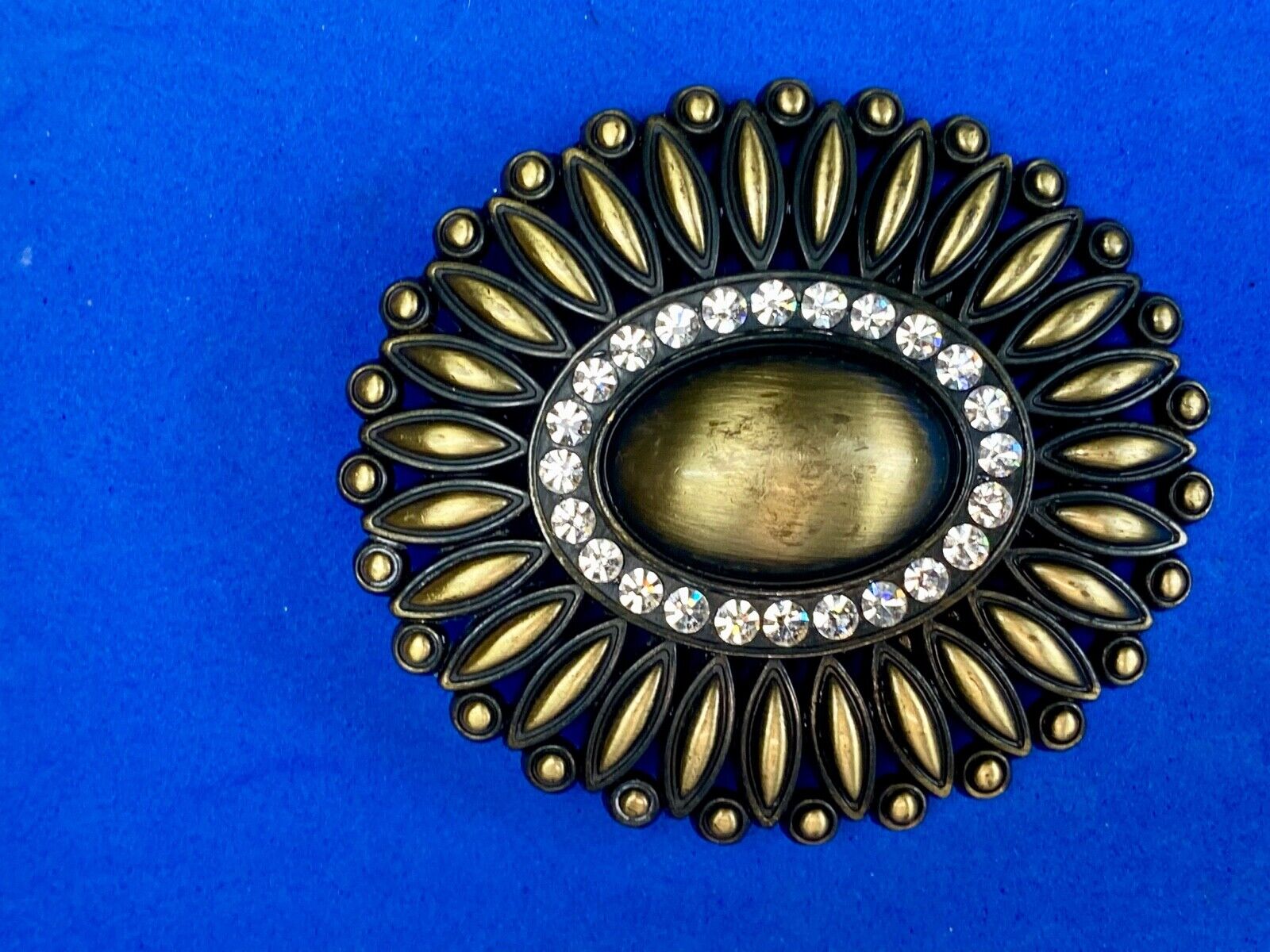 Beautiful southwest vibe layered belt buckle with ring of rhinestones 