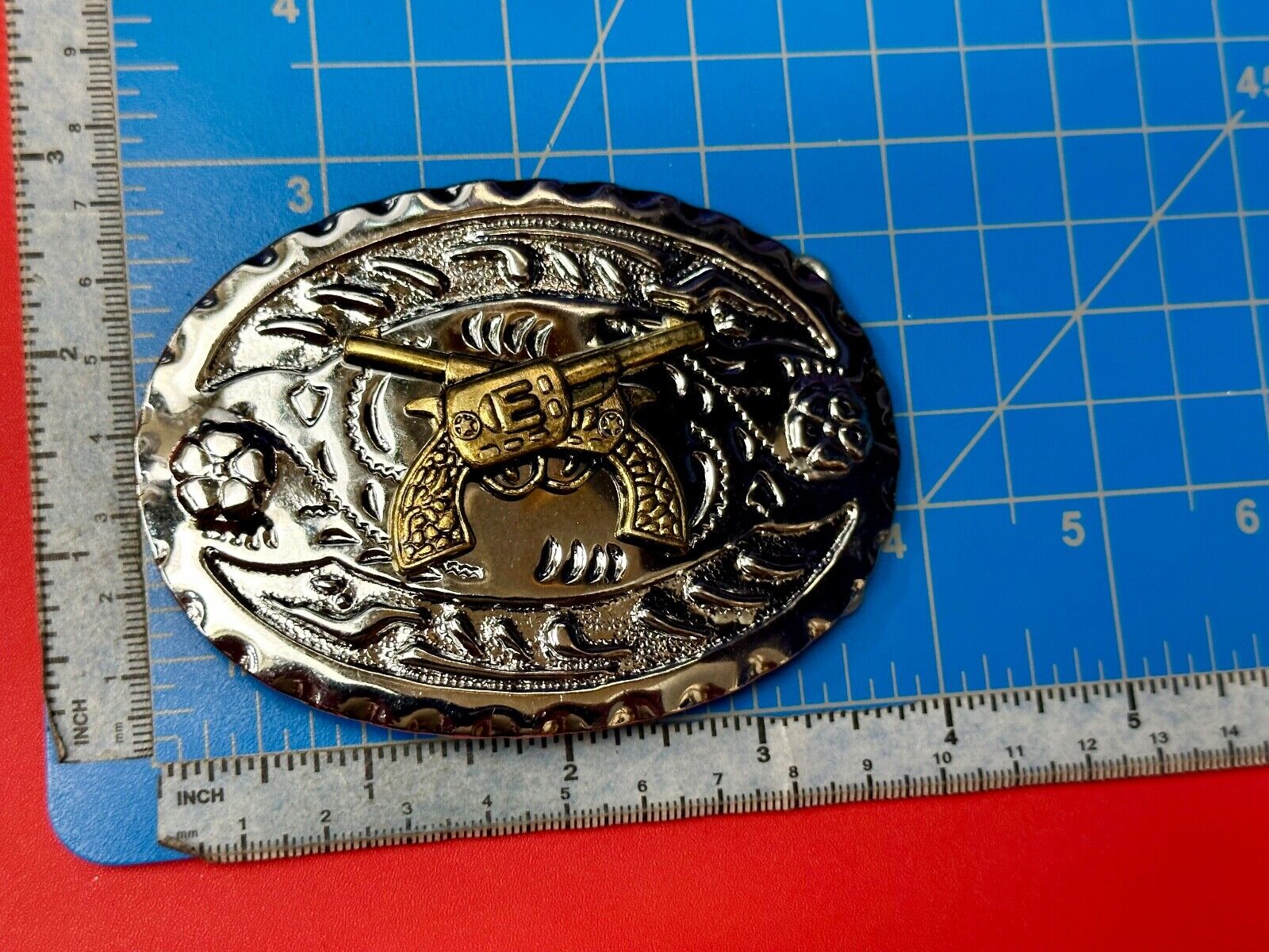 Two western crossed guns revolvers six shooters on two tone belt buckle