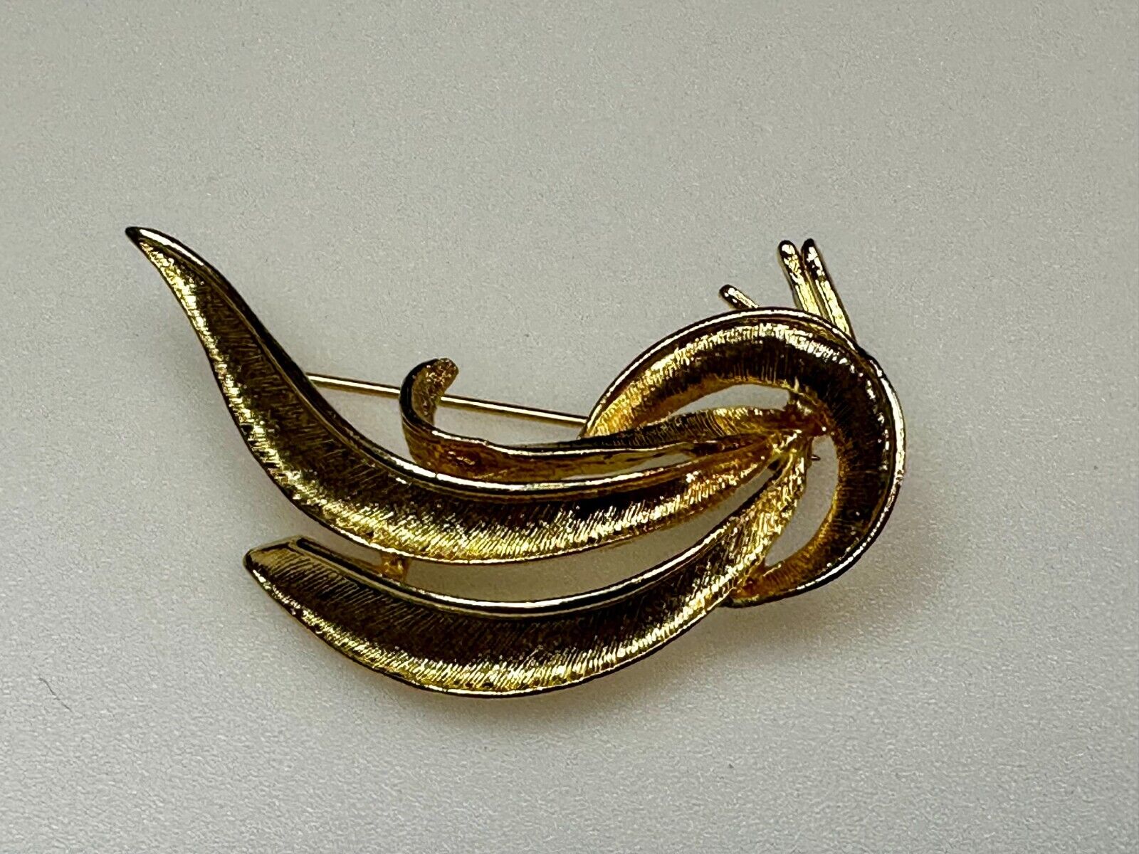 Abstract Leaf Pattern Vintage Textured Gold Tone Brooch Pin Signed by M
