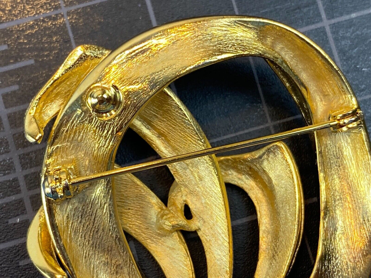 Vintage gold tone brooch round swirl pattern - leafy fern plant. 