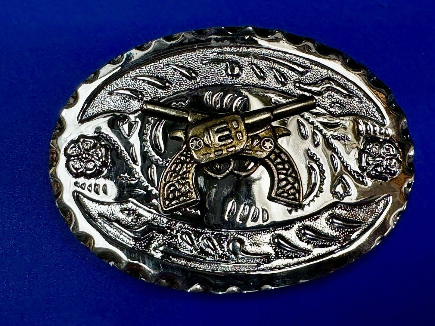 Two Gun Revolver Pistol Western Silver Tone Oval Vintage Cowboys Belt Buckle
