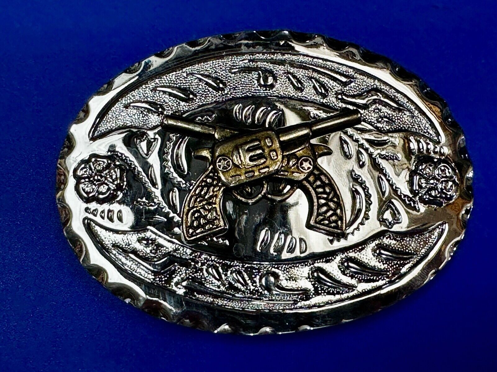 Two Gun Revolver Pistol Western Silver Tone Oval Vintage Cowboys Belt Buckle