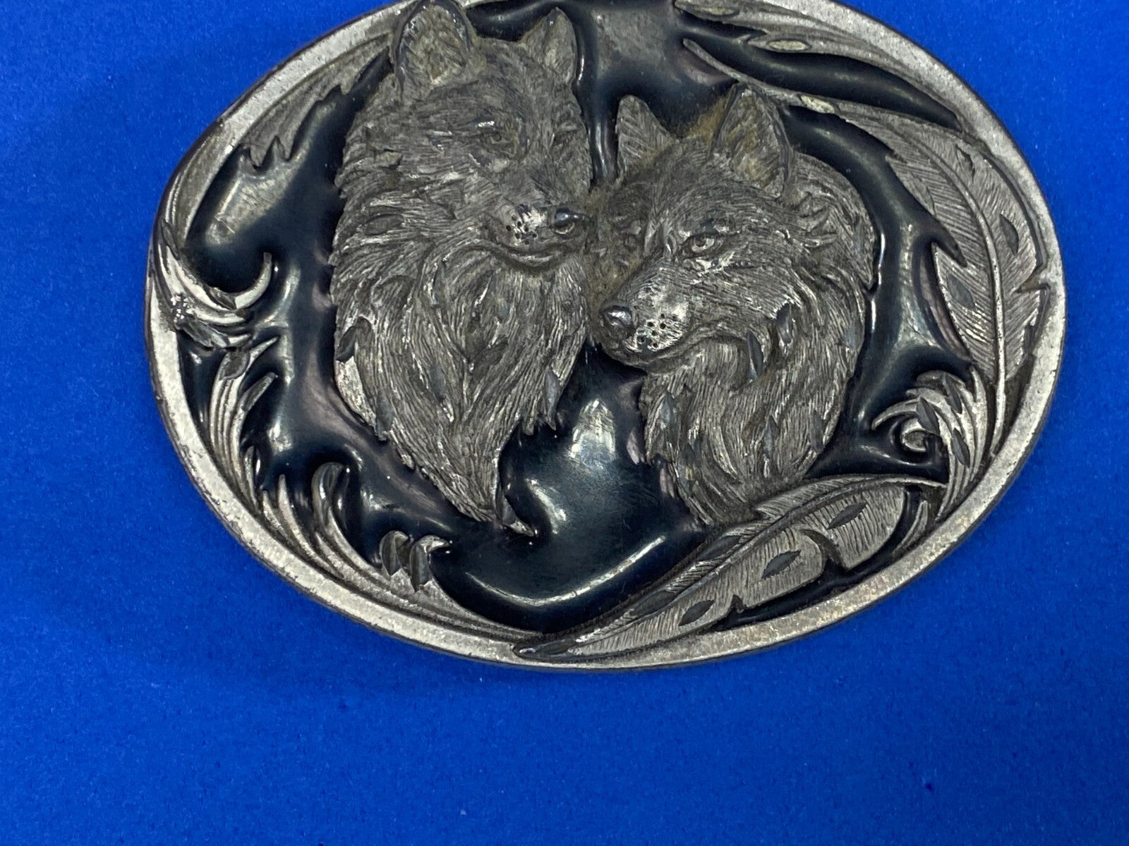 Two Wolves Native American Indian Feathers Vintage 1997 Siskiyou Belt Buckle O-3