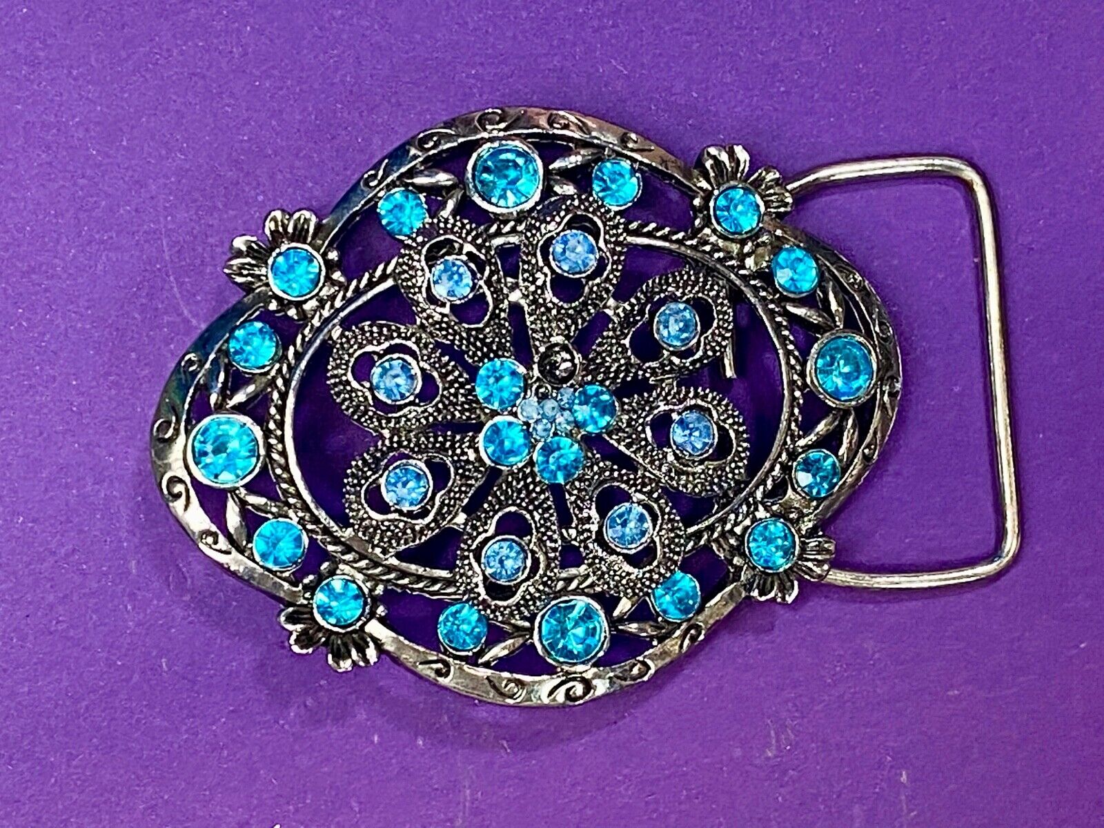 BEAUTIFUL BLUE rhinestones mounted in oval shaped flower theme belt buckle 