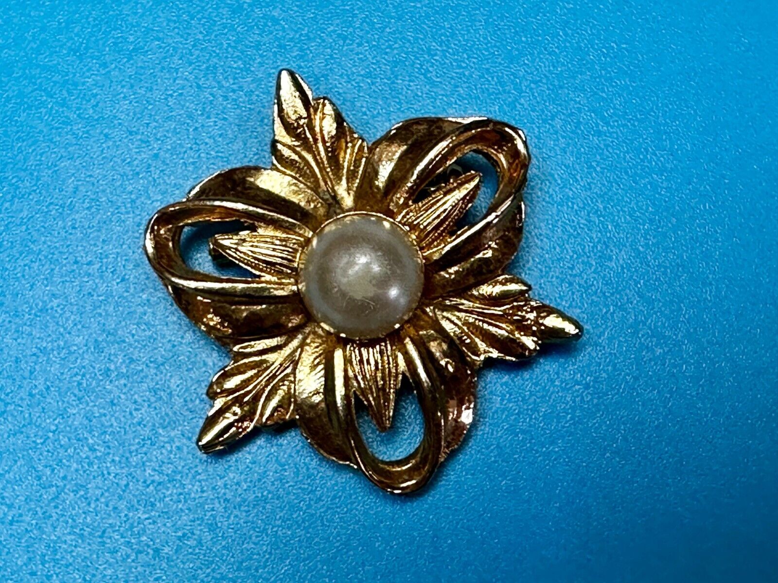 Beautiful Flower W/ Faux? Pearl Center Openwork Gold Tone Brooch Pin Marked 1100