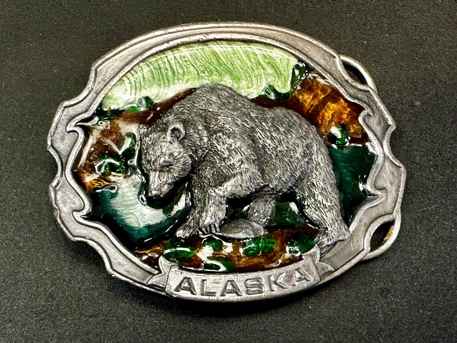 Alaska Bear drinking from stream Vintage 1986 Siskiyou V-55 Belt Buckle