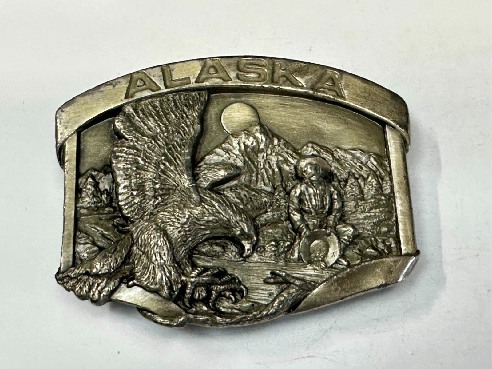 ALASKA Gold Panning Miner Eagle Mountain Scene Vintage 1984 Siskiyou Belt Buckle