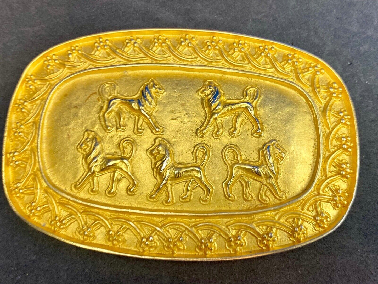 almost 5" wide, Doreen Ryan THE LION  - DR94 Vintage belt buckle 