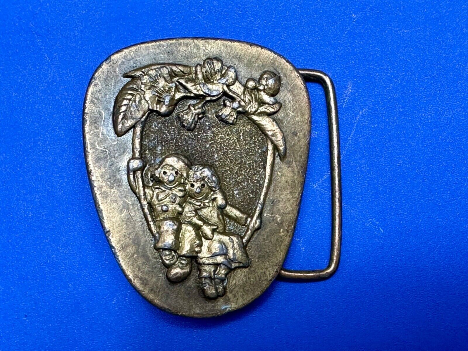 Adorable Raggedy Ann and Andy kids couple Vintage 1976 belt buckle B-98