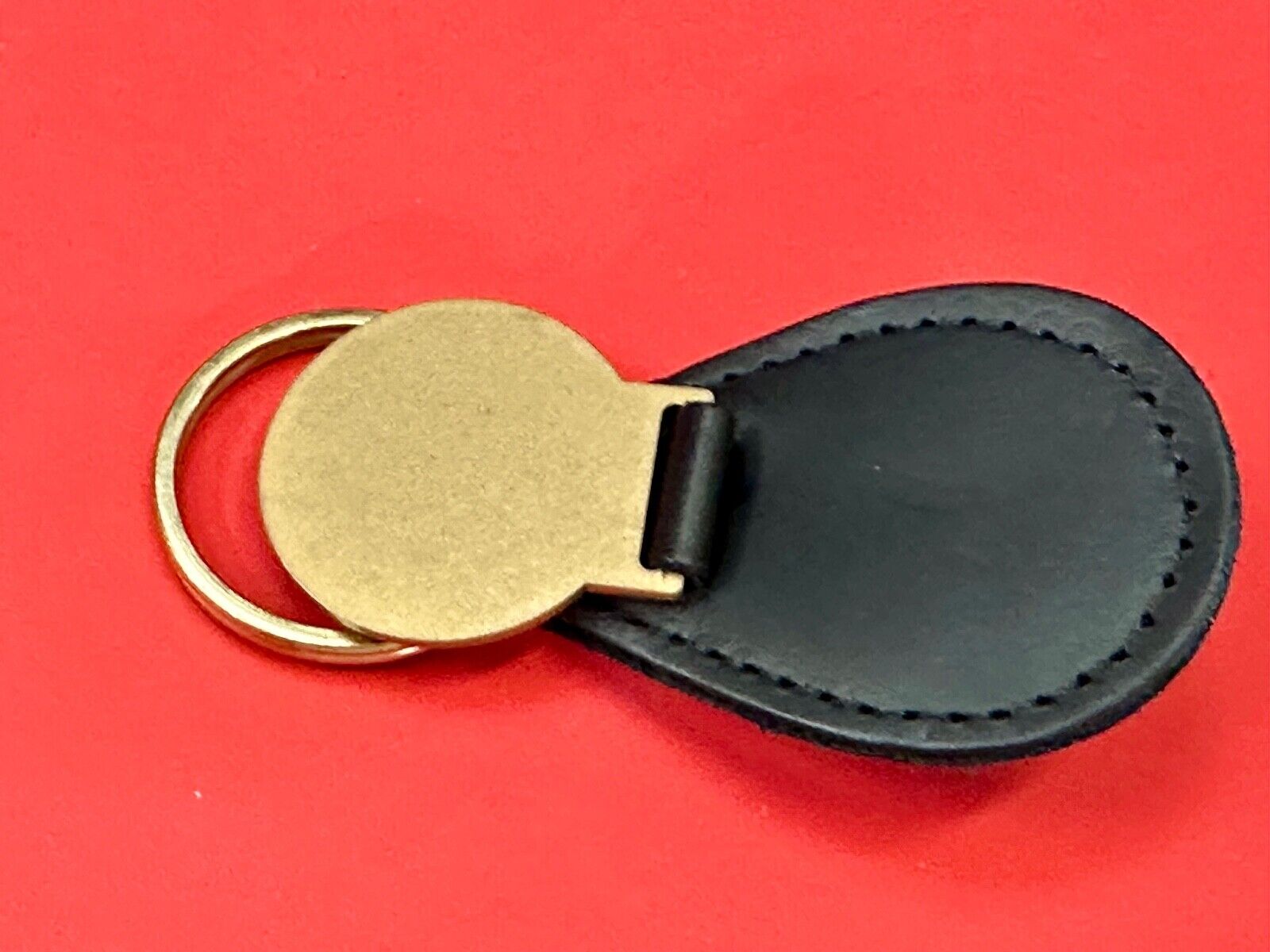 unknown to me!   Leaf emblem logo gold tone Keychain - Key Fob Ring Chain