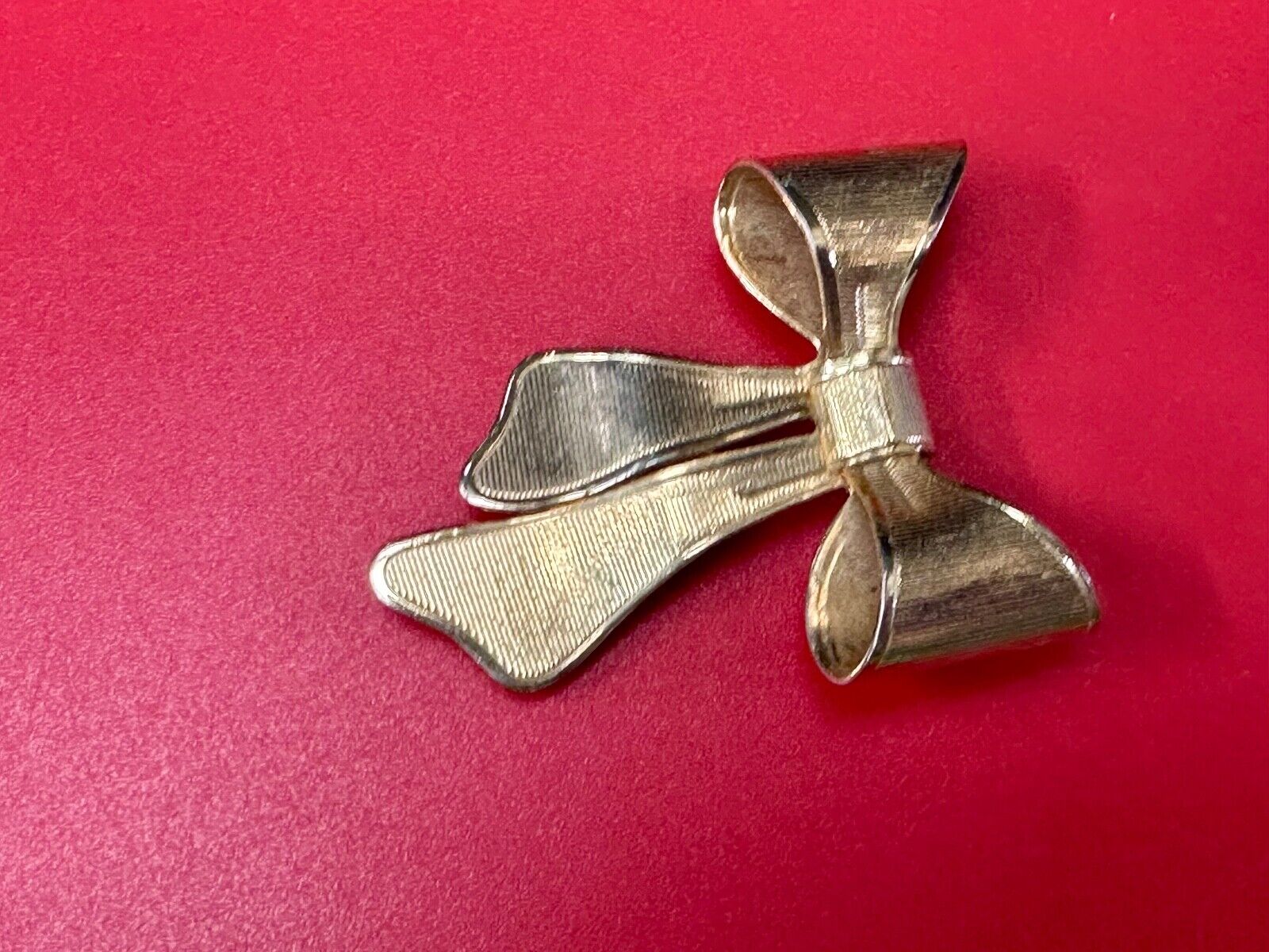 Adorable Holliday Bow - Avon signed gold tone brooch pin