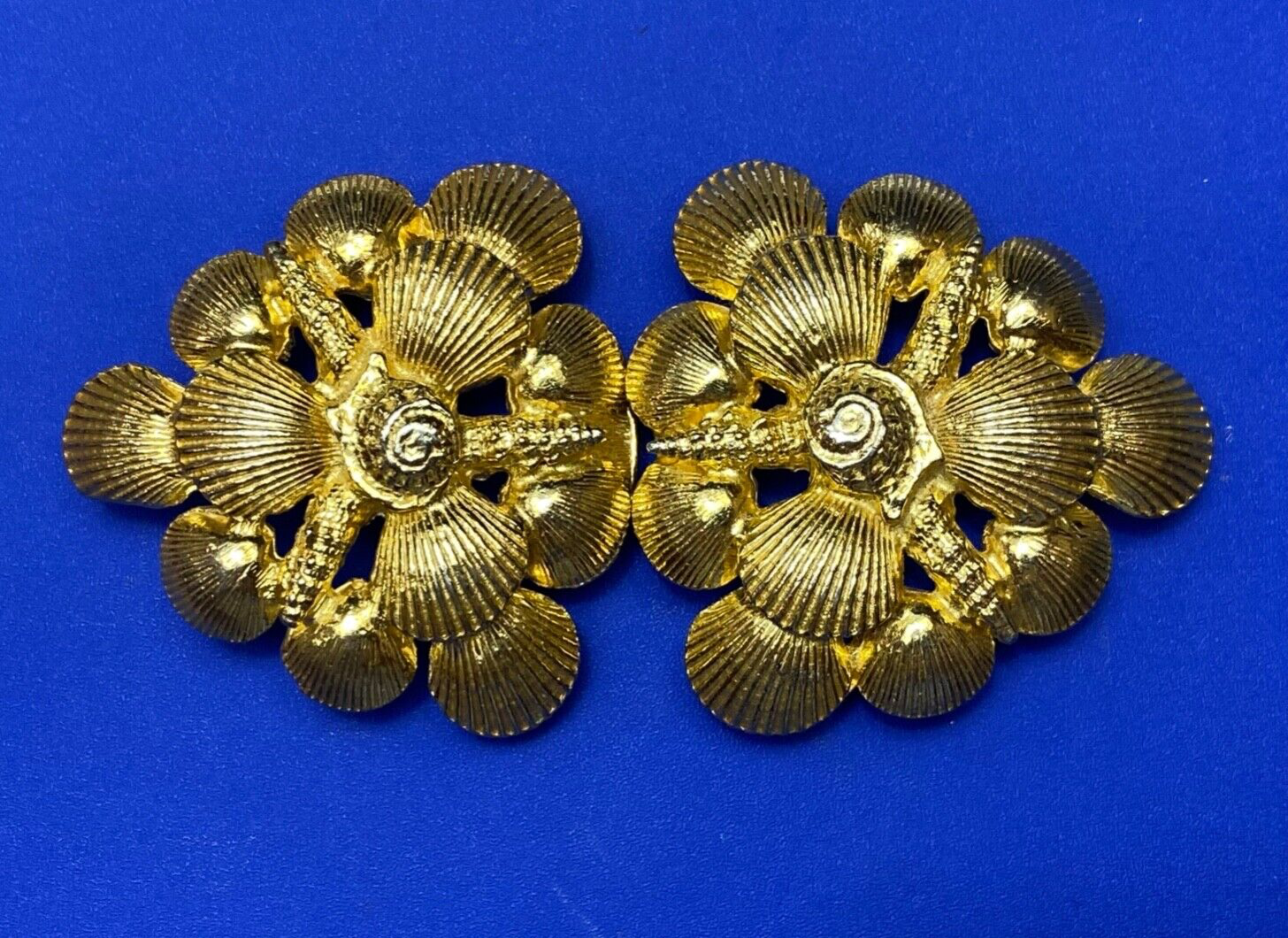 Beautiful 1973 MIMI di N Multiple Clam Shells Two piece Interlocking belt buckle