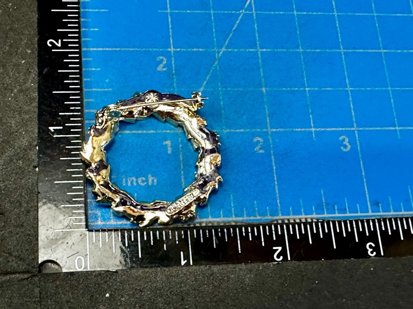 Vintage Gerrys Gold Tone Textured Leaf Leaves Round Wreath Brooch Pin