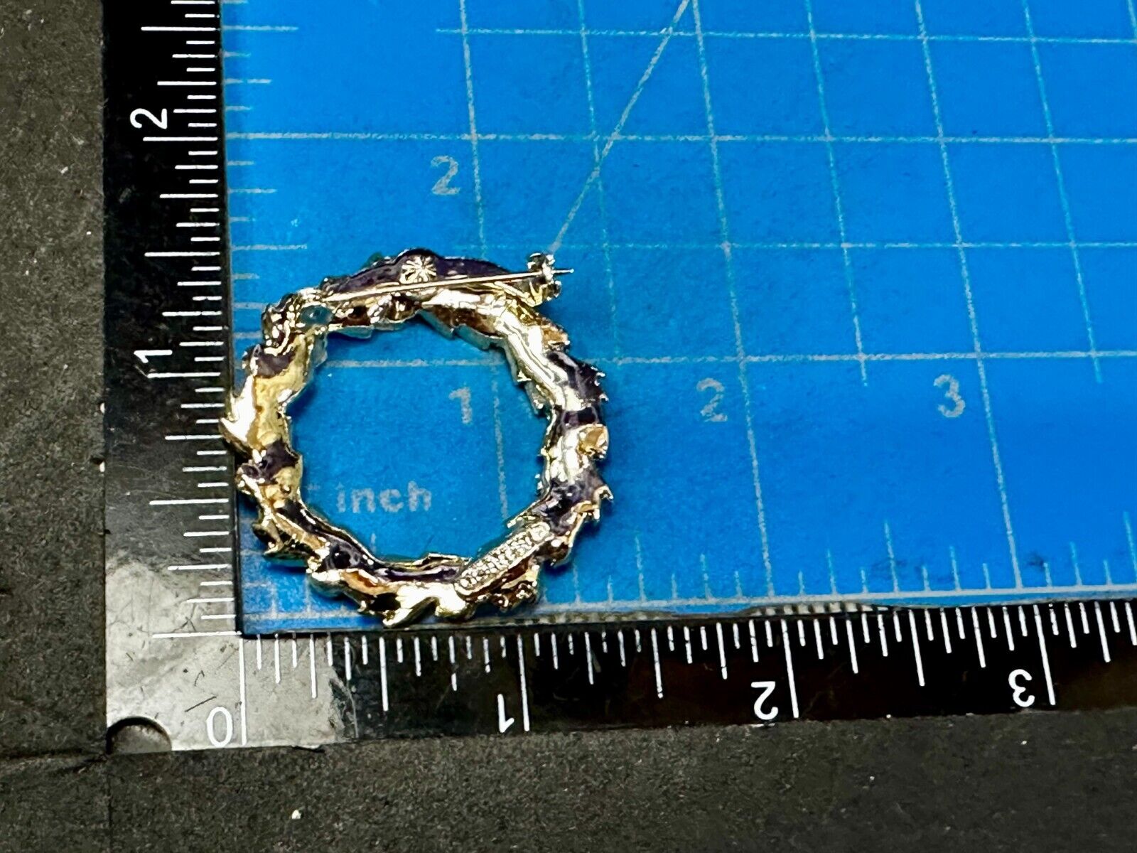 Vintage Gerrys Gold Tone Textured Leaf Leaves Round Wreath Brooch Pin