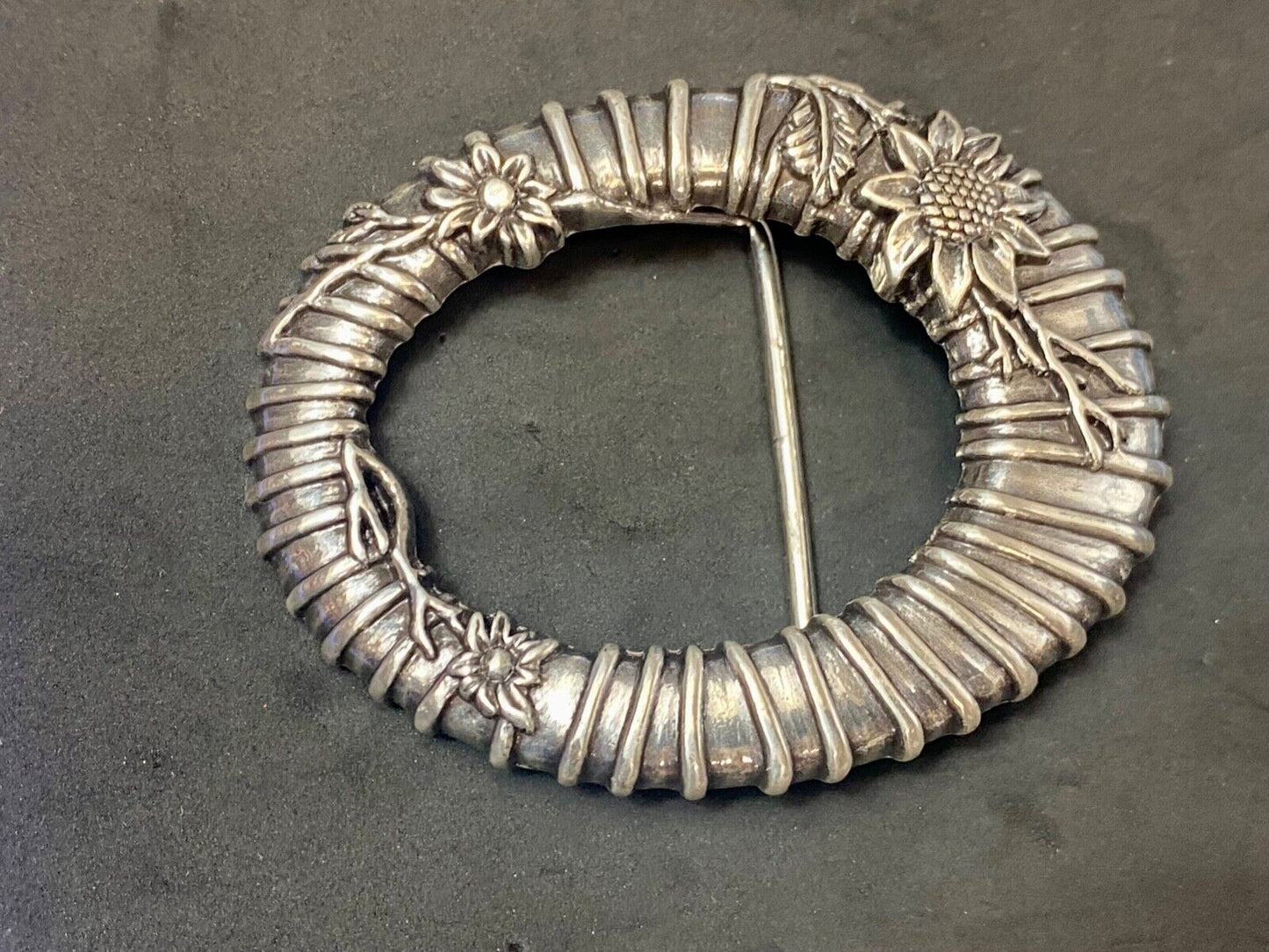 unique wire twist silver tone flower theme oval Vintage belt buckle