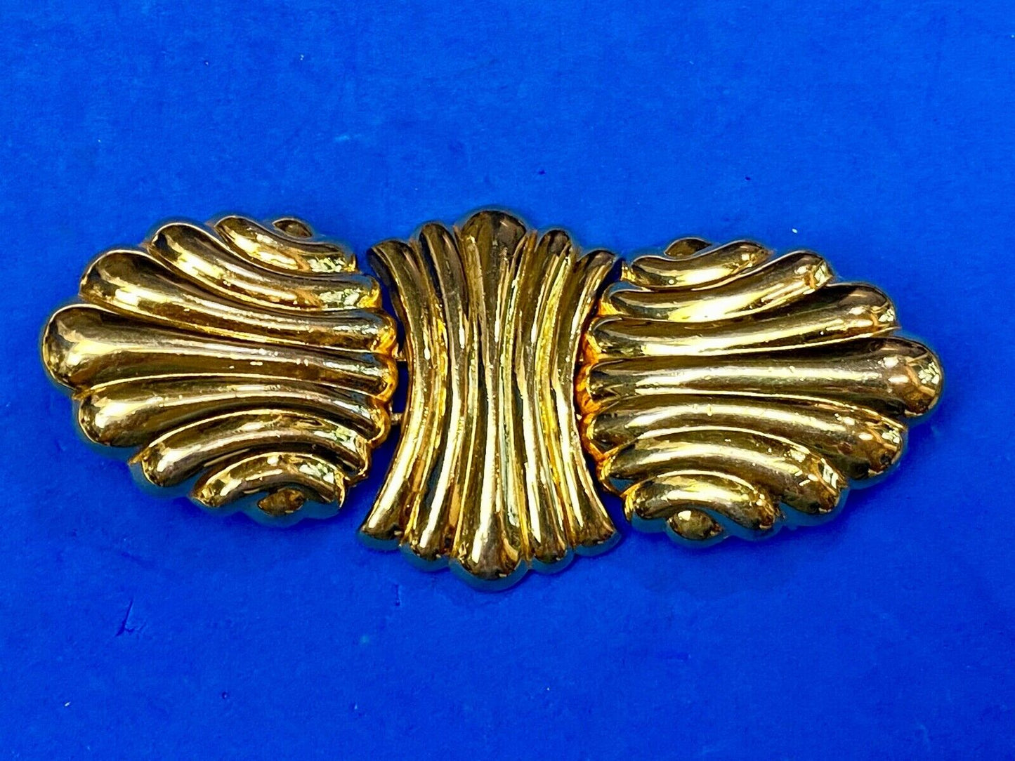Vintage gold tone There piece interlocking leaf belt buckle BY Dotty Smith 