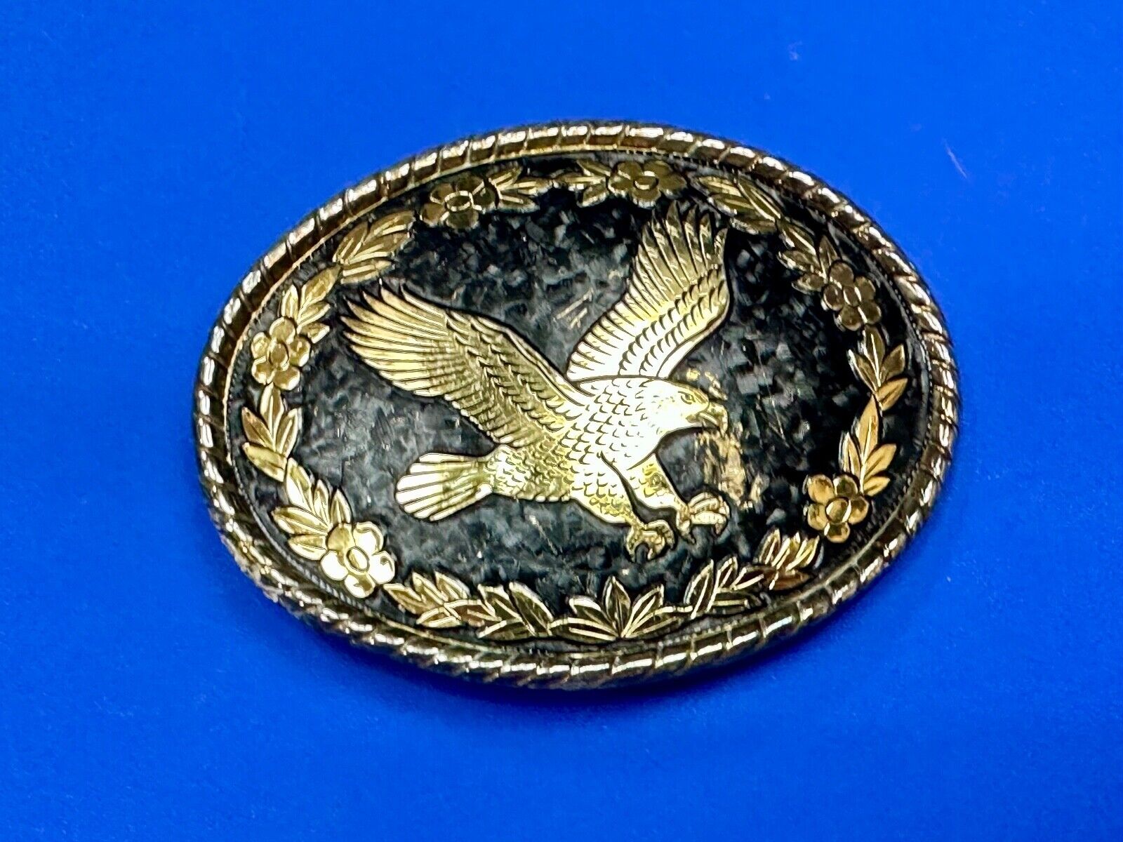 unique flying hunting diving EAGLE on western gold & black color belt buckle - W