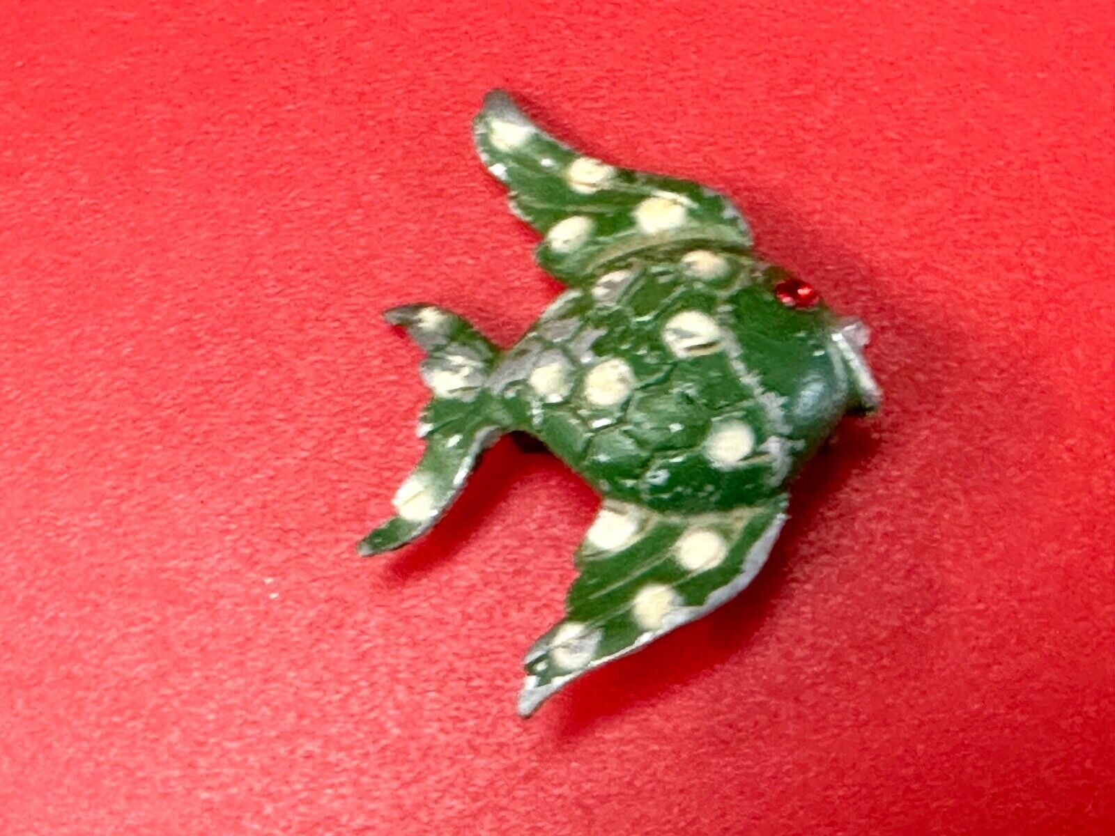 Adorable Green Fish Fish Water Red Rhinestone Eye PIN Brooch - MAMSELLE